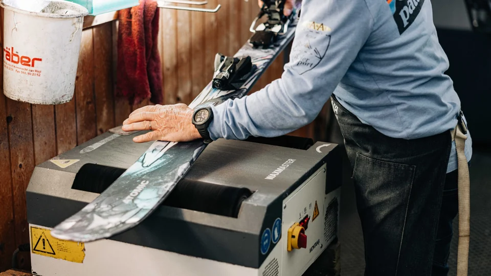 Ski- und Snowboardservice in der Gisler-Sport-Werkstatt